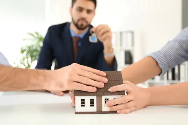 Couple arguing over property in divorce mediation Basingstoke